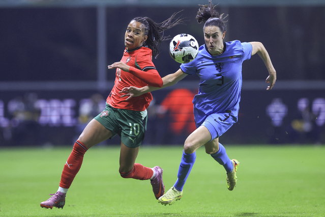 Portugal's Jessica Silva (L) vies for the ball with Netherlands´s Caitlin Dijkstra during the international friendly soccer match between Portugal and Netherlands at the Municipal de Braga stadium in Braga, Portugal, 28 November 2025. (Photo by Estela Silva/EPA)