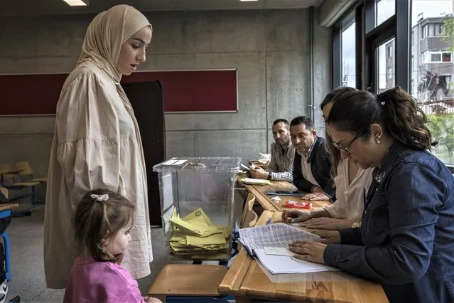 People cast their votes at a polling station in a school on May 28, 2023 in Istanbul, Turkey. President Erdogan was forced into a runoff election when neither he nor his main challenger, Kemal Kilicdaroglu of the Republican People's Party (CHP), received more than 50 percent of the vote on the May 14 election. The runoff vote will be held this Sunday, May 28. (Photo by Ed Ram/Getty Images)