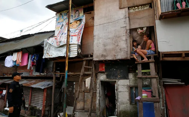 A police officer from the SWAT team stands guard during an anti-drugs operation in Mandaluyong, Metro Manila in the Philippines, November 12, 2016. (Photo by Erik De Castro/Reuters)