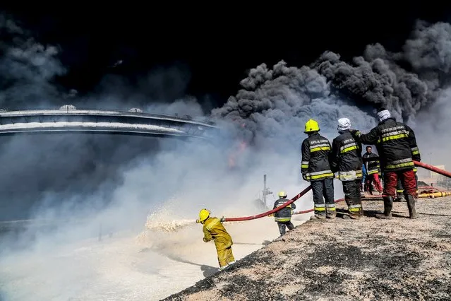 Firefighters try to put out the fire in an oil tank in the port of Es Sider, in Ras Lanuf, Libya, January 6, 2016. (Photo by Reuters/Stringer)