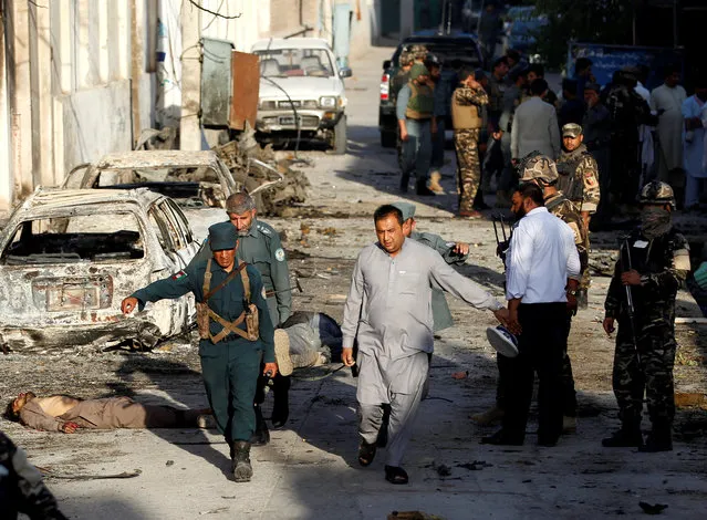 Afghan security forces carry the body of a victim after an attack in Jalalabad, Afghanistan on July 31, 2018. (Photo by Reuters/Parwiz)