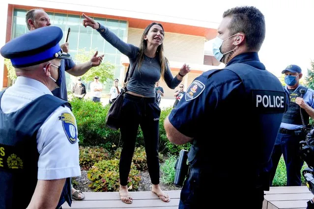 A protestor argues with police after Canada's Liberal Prime Minister Justin Trudeau held an election campaign stop in Windsor, Ontario Canada on September 17, 2021. (Photo by Carlos Osorio/Reuters)