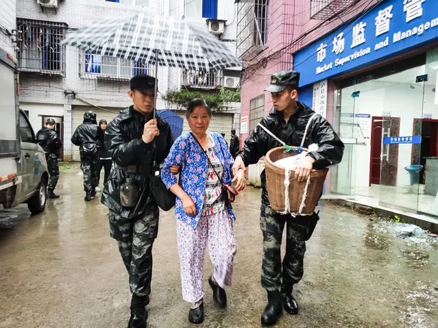 Rescuers evacuate a resident after a 5.4 earthquake that killed three and injured a dozen in Luzhou, in China's southwestern Sichuan province on September 16, 2021. (Photo by AFP Photo/China Stringer Network)