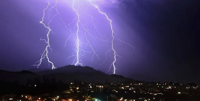 Lightning strikes in the area of Sugarloaf Ridge State Park, Thursday, September 9, 2021, near Santa Rosa, Calif. (Photo by Kent Porter/The Press Democrat via AP Photo)