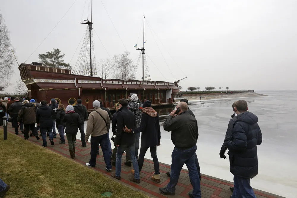 Ukrainians Flock to See Yanukovych's Mansion