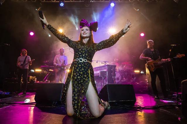 English singer-songwriter Sophie Ellis Bextor (C) performs with Kevin Jeremiah, Dan Gillespie Sells and Richard Jones of The Feeling at Clapham Grand on December 13, 2021 in London, United Kingdom. (Photo by Lorne Thomson/Redferns)
