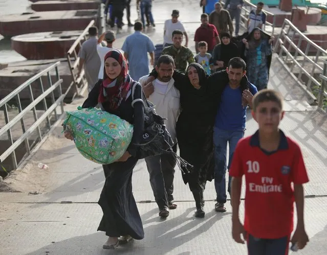 Displaced Sunni people, who fled the violence in the city of Ramadi, arrive at the outskirts of Baghdad, May 19, 2015. Iraqi security forces on Tuesday deployed tanks and artillery around Ramadi to confront Islamic State fighters who have captured the city in a major defeat for the Baghdad government and its Western backers. (Photo by Reuters/Stringer)