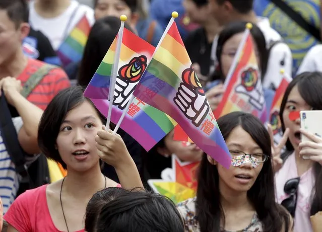 Participants take part in a rally demanding the Taiwanese government to legalize same-s*x marriage in front of the ruling Nationalist Kuomintang Party headquarters in Taipei, Taiwan, July 11, 2015. (Photo by Pichi Chuang/Reuters)