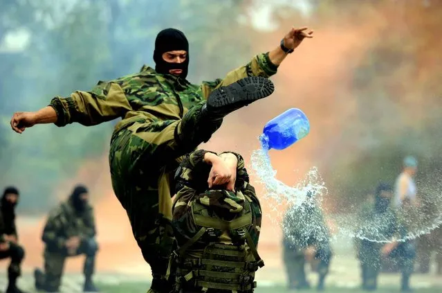 Belarus soldiers of airborne forces perform as they celebrate the Paratroopers' Day in Minsk on August 1, 2015. (Photo by Sergei Gapon/AFP Photo)