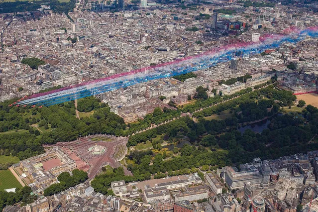 The Red Arrows, the Royal Air Force Aerobatic Team fly in formation over The Mall and Buckingham Palace during a flypast for the Queen's Birthday Parade, “Trooping the Colour”, in London on June 17, 2017. Queen Elizabeth II said Britain was left sombre by the June 14 London tower block inferno, as Prime Minister Theresa May, accused of misreading the mood, met survivors on Saturday at Downing Street. (Photo by Corporal Neil Chapman (RAF)/AFP Photo)