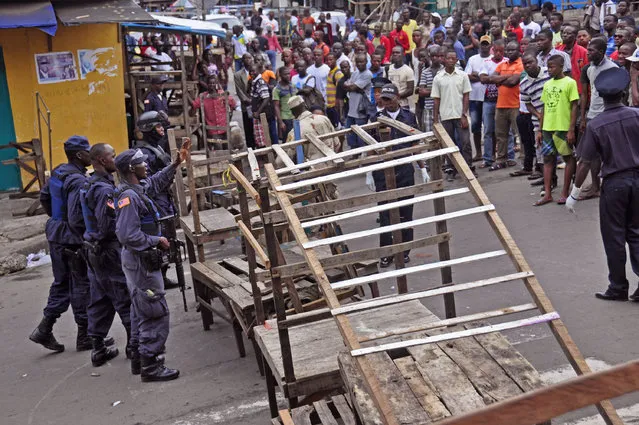 Liberia security forces blockade an area around the West Point Ebola center as the government clamps down on the movement of people to prevent the spread of the Ebola virus in the city of Monrovia, Liberia, Wednesday, August 20, 2014. (Photo by Abbas Dulleh/AP Photo)