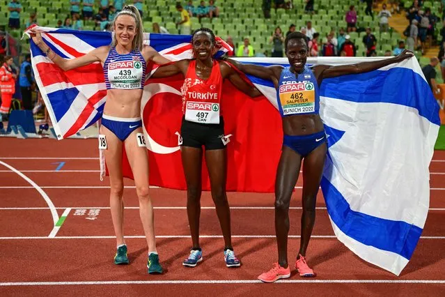 Turkey's Yasemin Can (C) celebrates winning gold ahead of Britain's Eilish McColgan (L) and Israel's Lonah Chemtai Salpeter in the women's 10,000m final during the European Athletics Championships at the Olympic Stadium in Munich, southern Germany on August 15, 2022. Turkey's Yasemin Can won gold ahead of Britain's Eilish McColgan and Israel's Lonah Chemtai Salpeter. (Photo by Andrej Isakovic/AFP Photo)