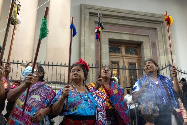 Indigenous Mayan authorities holds up their batons as they protest against Guatemala´s 201 years of independence from Spain, in Guatemala City, Monday, September 12, 2022. The protesters also demanded the resignation of President Alejandro Giammattei. (Photo by Moises Castillo/AP Photo)