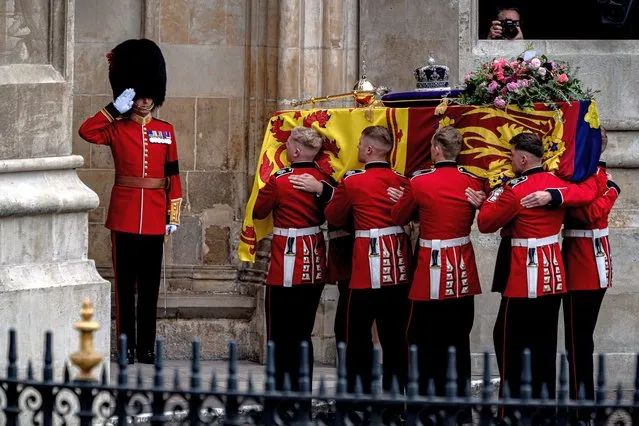 The coffin of Queen Elizabeth II is seen arriving at Westminster Abbey on the day of her funeral in London, United Kingdom on September 19, 2022. (Photo by James Forde for The Washington Post)