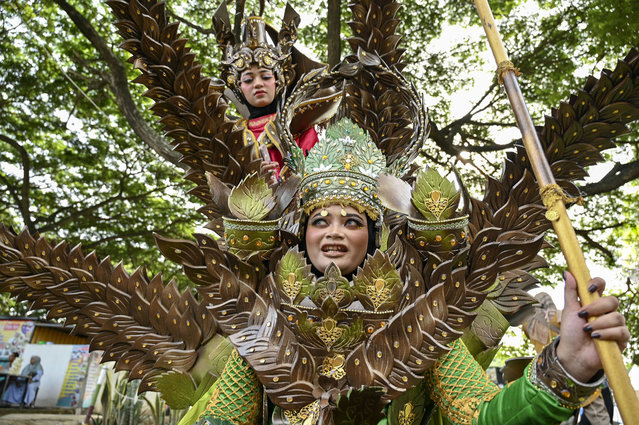 Participants prepare for a carnival parade as part of Aceh Cultural Week in Banda Aceh, Indonesia on November 5, 2023. (Photo by Chaideer Mahyuddin/AFP Photo)