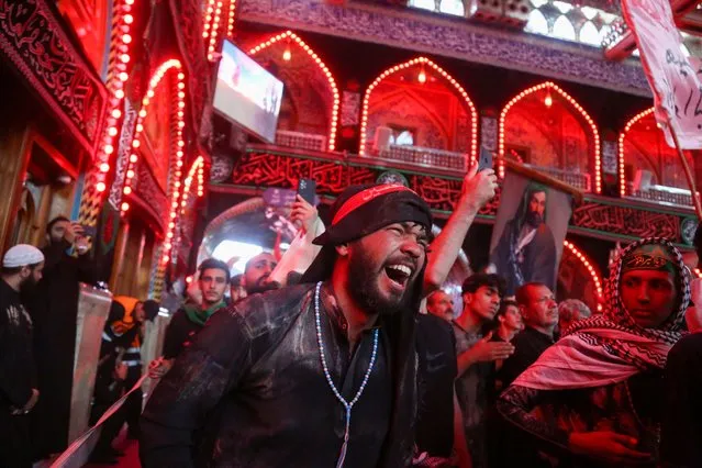 Shiite Muslim devotees gather in Iraq's central holy shrine city of Karbala at the Imam Abu Al-Fadl Al-Abbas shrine on September 17, 2022, to mark the Arbaeen (“fourtieth” in Arabic), marking 40 days after the holy day of Ashura commemorating the seventh century killing of the Prophet Mohamed's grandson Imam Hussein ibn Ali. (Photo by Mohammed Sawaf/AFP Photo)