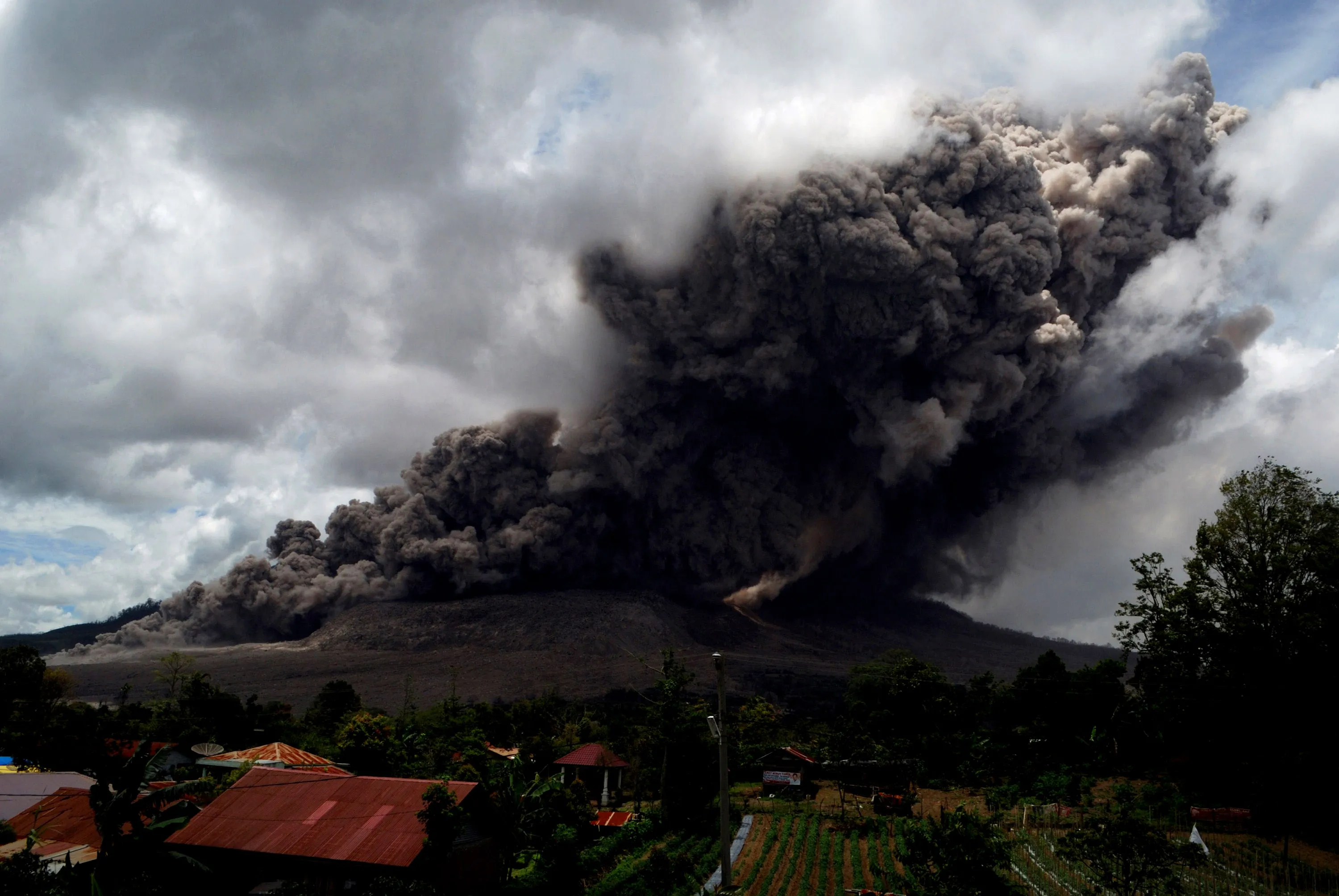 Вулканы и землетрясения австралии. Гора Синабунг, Индонезия. Вулкан Синабунг извержение. Извержение вулкана в Индонезии. Вулкан Синабунг извергается в Индонезии.