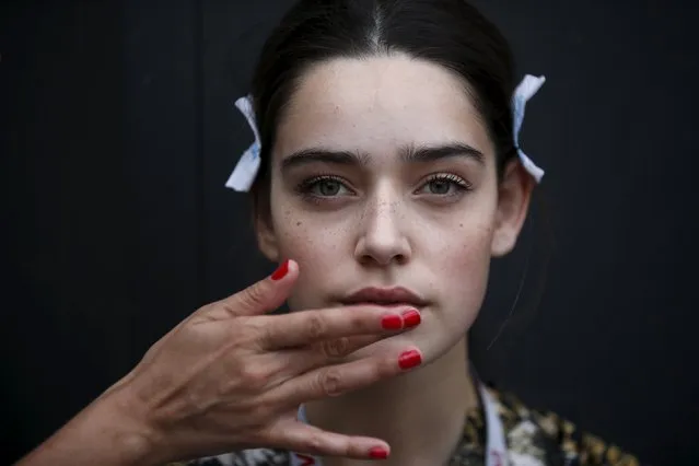 A model is prepared backstage before the Sangue Novo show during Lisbon Fashion Week, Portugal October 9, 2015. (Photo by Rafael Marchante/Reuters)