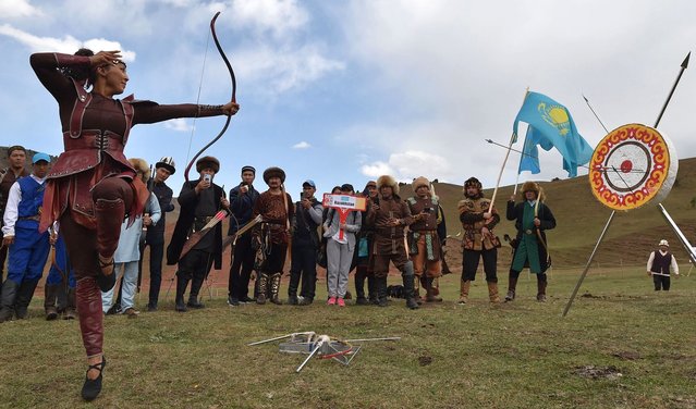 A Kyrgyz archer shoots at a target during the hunting festival “Salburun”, in the Chunkurchak gorge, some 30 kilometres outside Bishkek, on August 29, 2022. Archers from Kazakhstan, Uzbekistan, Turkey, Malaysia, Singapore, Mongolia, Russia, Hungary, USA, Czech Republic, Germany, France, India, Spain and Indonesia take part in the festival of traditional hunting from Central Asia. (Photo by Vyacheslav Oseledko/AFP)