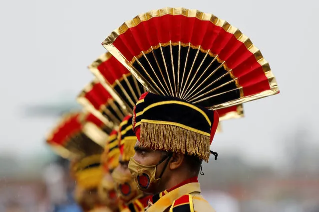 Police personnel wearing face masks take part in a full-dress rehearsal for India's Independence Day celebrations at the historic Red Fort in Delhi, India, August 13, 2020. (Photo by Adnan Abidi/Reuters)