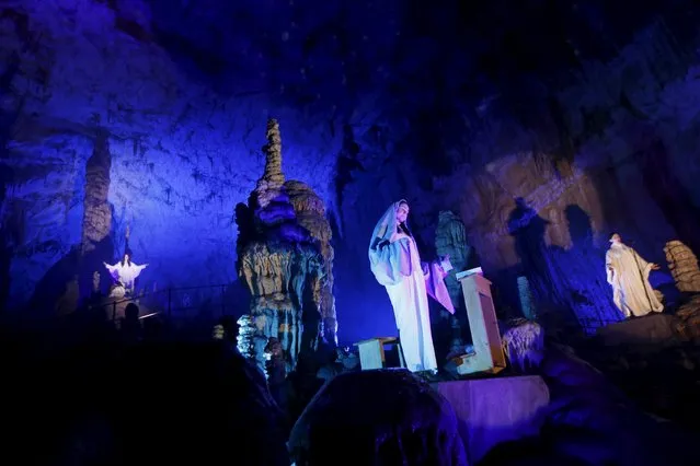 Actors perform the living Nativity biblical scenes in Postojna cave in Postojna, Slovenia, December 22, 2015. (Photo by Srdjan Zivulovic/Reuters)