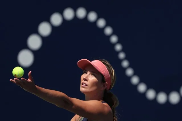 Danielle Collins of the United States serves against Caroline Garcia of France during their quarterfinal match of the Cymbiotika San Diego Open at Barnes Tennis Center on September 14, 2023 in San Diego, California. (Photo by Sean M. Haffey/Getty Images)