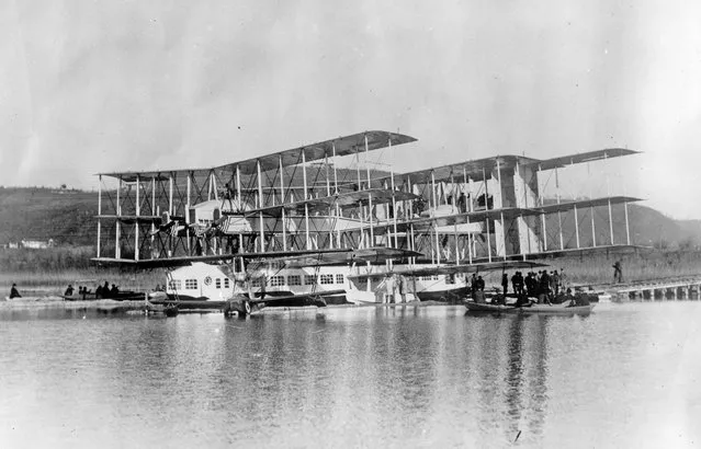 The Italian Caproni Capronissimo on Lake Maggiore, Italy. With quarters for 100 passengers, it was the largest aircraft in the world, but destroyed by fire before it flew, 1921. (Photo by General Photographic Agency/Getty Images)