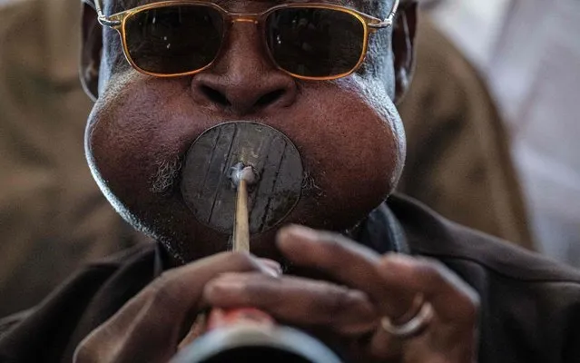A Sudanese man plays a local music instrument ahead of a meeting with Mohamed Hamdan Dagalo, also known as Himediti, deputy head of Sudan's ruling Transitional Military Council (TMC) and commander of the Rapid Support Forces (RSF) paramilitaries, in the capital Khartoum on June 18, 2019. (Photo by AFP Photo/Stringer)