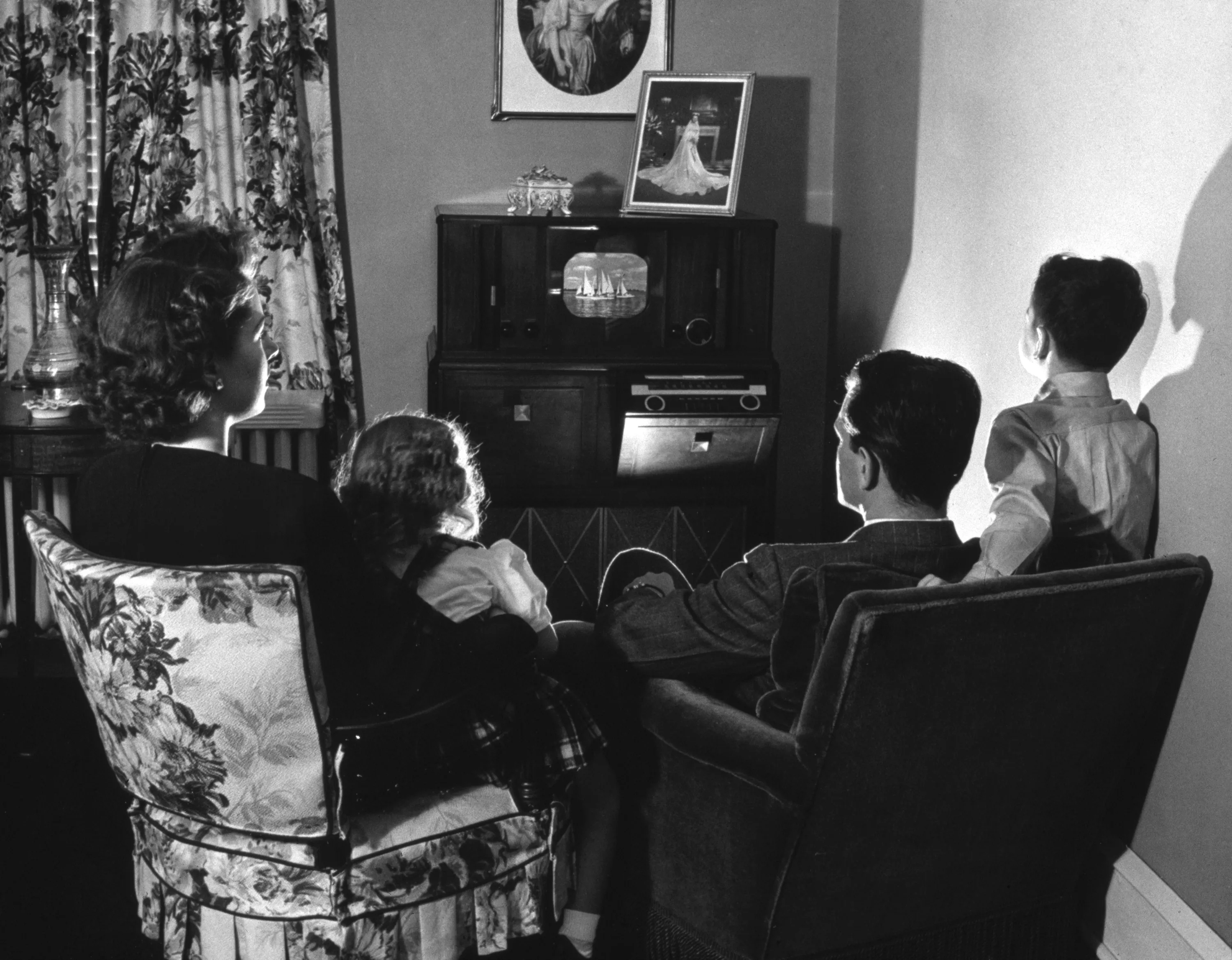 Потом телевизор. Телевидение США 20 век. Советская семья у телевизора. Телевидение 1930. Телевизоры тридцатых годов.
