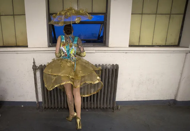 A model takes part in the “Trashion” fashion show on the roof of a building in the Brooklyn Navy Yard in the Brooklyn borough of New York May 31, 2014. The show featured designers who used recycled items such as coffee filters, tissue paper, grain sacks and window screens. (Photo by Carlo Allegri/Reuters)