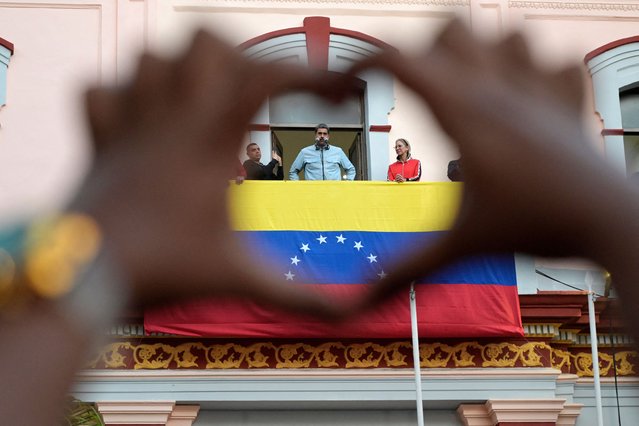 Venezuelan President Nicolas Maduro (C), accompanied by his wife Cilia Flores, delivers a speech to his supporters during a rally at the Miraflores presidential palace in Caracas on August 1, 2024. The president of Venezuela, Nicolás Maduro, proposed this Thursday to "resume" negotiations with the United States, a country that did not recognize his reelection and supports the opposition's allegations of fraud. (Photo by Yuri Cortéz/AFP Photo)