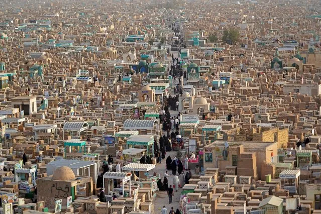 Muslims visit the graves of their relatives at the Wadi al-Salam (Valley of Peace) cemetery in Iraq's holy city of Najaf during Eid al-Fitr holiday, which marks the end of the holy fasting month of Ramadan, on May 3, 2022. (Photo by AFP Photo/Stringer)