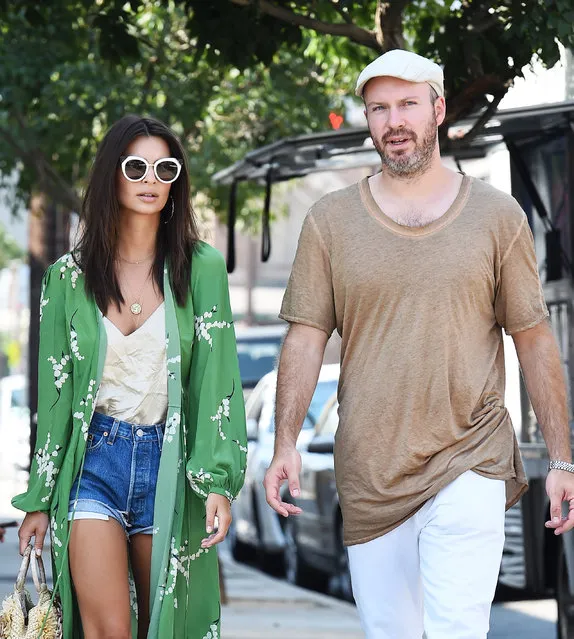 Emily Ratajkowski and Jeff Magid take a stroll through Los Angeles, California, USA on  July 11, 2017. (Photo by SAF/Splash News and Pictures)
