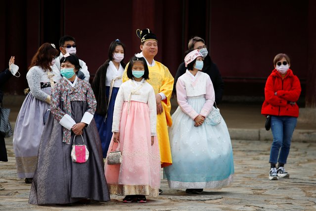 Tourists wear masks to prevent contracting coronavirus in Seoul, South Korea on January 29, 2020. (Photo by Heo Ran/Reuters)
