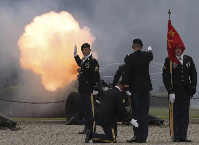 U.S. soldiers fire a salute during a change of command and change of responsibility ceremony for Deputy Commander of the South Korea-U.S. Combined Force Command at Yongsan Garrison, a U.S. military base, in Seoul, South Korea, Friday, August 11, 2017. (Photo by Lee Jin-man/AP Photo)