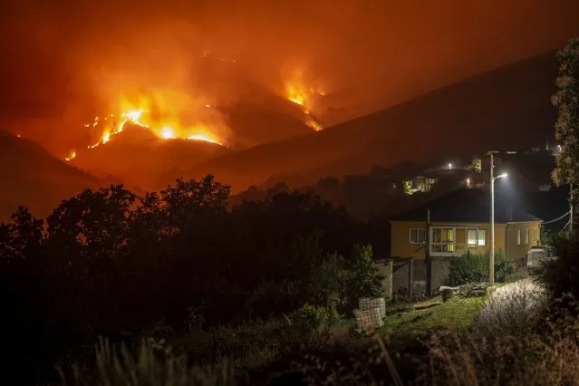 A forest fire burns near Carballeda de Valdeorras, Galicia, Spain,16 July 2022. The fire has so far burnt some 3,000 hectares. (Photo by Brais Lorenzo/EPA/EFE)
