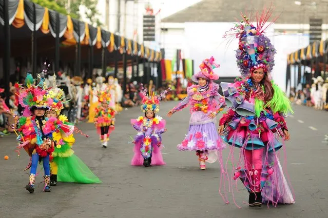 Models wear chemistry inspired costumes in the kids carnival during The 13th Jember Fashion Carnival 2014 on August 21, 2014 in Jember, Indonesia. (Photo by Robertus Pudyanto/Getty Images)