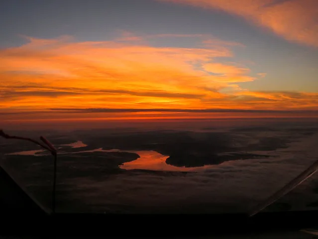 Picture taken by Swiss adventurer Andre Borschberg onboard Solar Impulse 2 (Si2) during the flight from Tusla/OK to Dayton/OH shows the Mississippi river at sunset, May 21, 2016. (Photo by Andre Borschberg/Jean Revillard/Christophe Chammartin/Reuters/SI2)