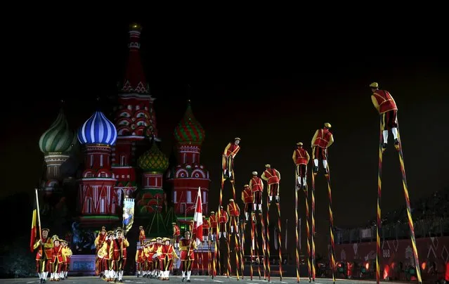 Belgium's group of the Royal Stiltwalkers practice during a rehearsal for the “Spasskaya Tower” international military music festival at Moscow's Red Square, September 4, 2015. (Photo by Maxim Zmeyev/Reuters)