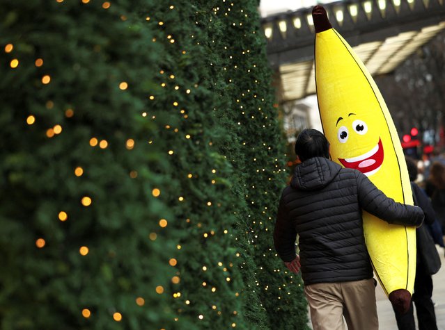 A Christmas shopper carries a soft toy on Oxford Street in London, Britain on December 20, 2023. (Photo by Isabel Infantes/Reuters)