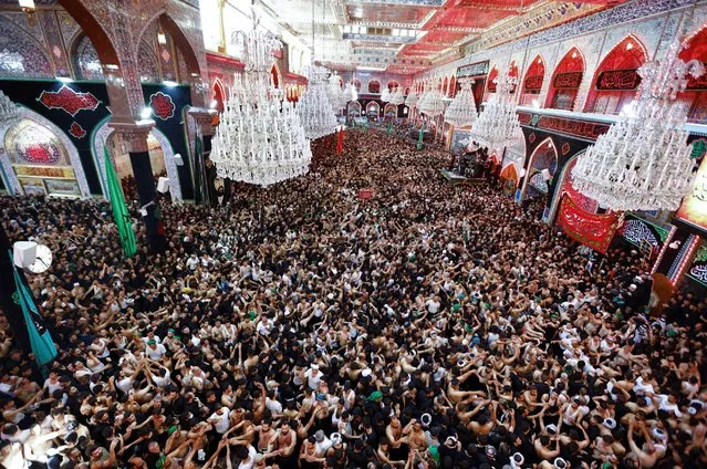 Shi'ite Muslim pilgrims take part in a mourning ceremony, during the holy Shi'ite ritual of Arbaeen, in the holy city of Kerbala, Iraq on September 17, 2022. (Photo by Thaier Al-Sudani/Reuters)