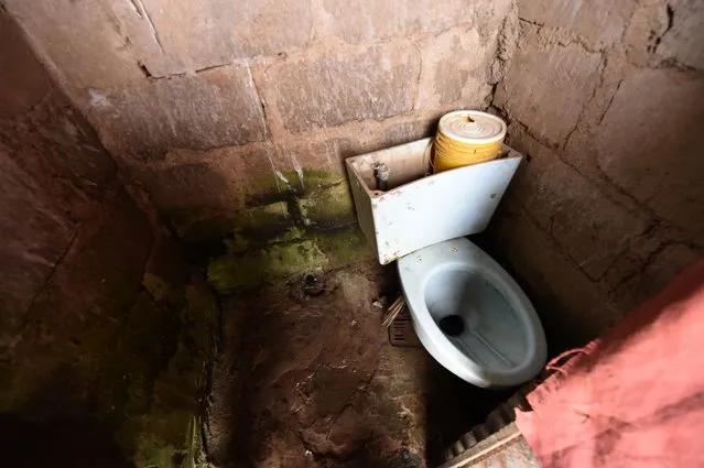 A private toilet is pictured in the Mosafote village, in Ogun State, southwest Nigeria on November 16, 2017. (Photo by Pius Utomi Ekpei/AFP Photo)