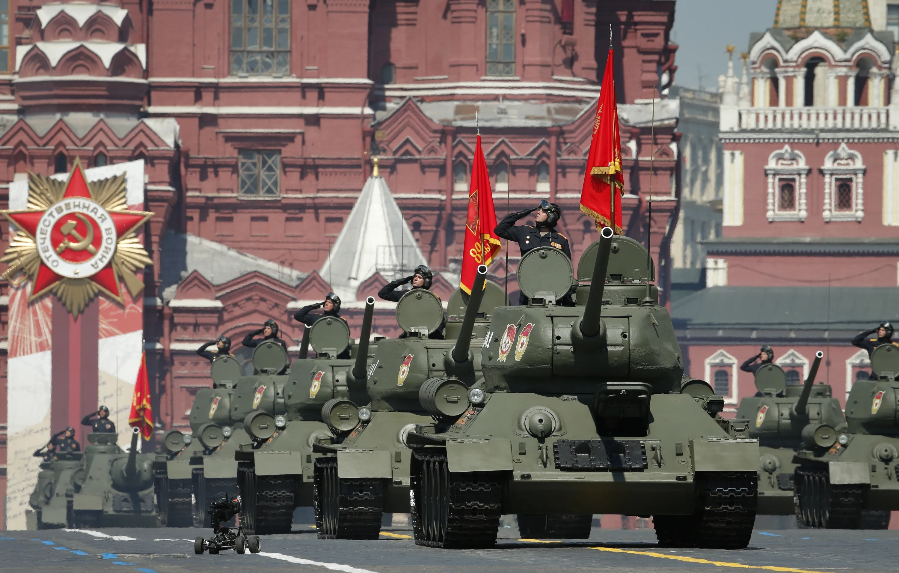 Когда состоялся военный парад на красной площади. Парад 9 мая танки красная площадь. Парад 9 мая в Москве су100. Т-34-85 на параде Победы. Су 100 парад Победы Москва.