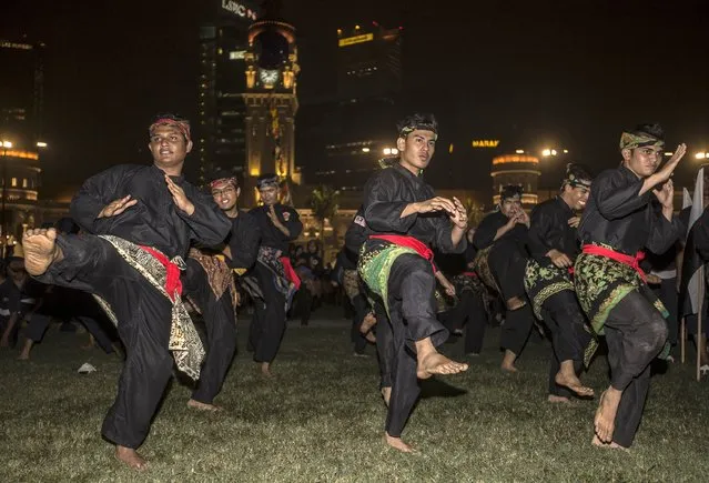 Malaysia's National Silat Federation (Pesaka) perform martial arts at the National Silat Federation Assembly 2015 in Kuala Lumpur, Malaysia September 18, 2015. (Photo by Ahmad Yusni/Reuters)