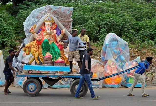 Workers transport an idol of Hindu god Ganesh, the deity of prosperity, on a cart ahead of the Ganesh Chaturthi festival, in Bengaluru, India August 30, 2016. (Photo by Abhishek N. Chinappa/Reuters)
