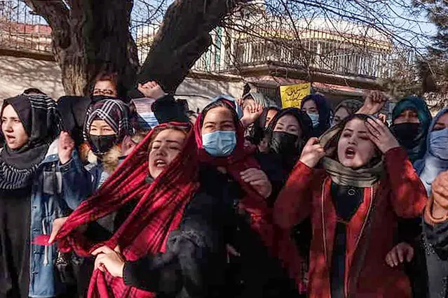 Afghan women chant slogans to protest against the ban on university education for women, in Kabul on December 22, 2022. A small group of Afghan women staged a defiant protest in Kabul on December 22 against a Taliban order banning them from universities, an activist said, adding that some were arrested. (Photo by AFP Photo/Stringer)