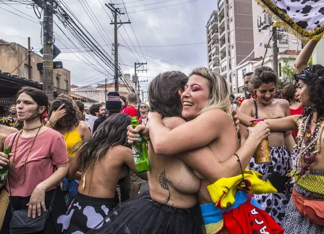 People enjoy carnival while shouting slogans of female empowerment and anti harrassment in Sao Paulo, Brazil on January 28, 2018. The carnival is marked by a lot of fun, but also has space to talk about more serious things – without losing the good mood. Parading for the first time in São Paulo, the Vaca Profana block proposed a reflection on sieges and machismo. With the breasts on display singing not only frevos but, mainly, shouting words of disorder, in order to stimulate female empowerment and against harassment. Our body is our struggle. The preservation of our physical integrity, our freedom of choice. Nude or clothed, we demand respect. (Photo by Cris Faga/Rex Features/Shutterstock)