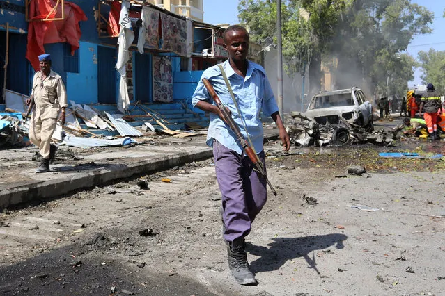 Somali government soldiers secure the scene of an attack on a restaurant by the Somali Islamist group al Shabaab in the capital Mogadishu, Somalia, October 1, 2016. (Photo by Feisal Omar/Reuters)