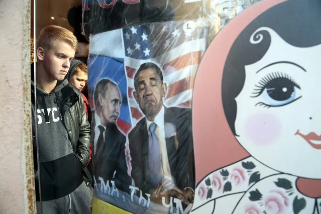 T-shirts printed with pictures of Russian President Vladimir Putin and US President Barack Obama are displayed on a rack at a souvenir shop in central Moscow, Russia, 29 October 2015. (Photo by Maxim Shipenkov/EPA)