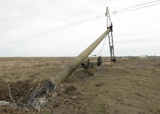 A view shows a damaged electrical pylon near the village of Chonhar in Kherson region, Ukraine, November 23, 2015. Crimea was left without electricity supplies from Ukraine on November 22 after pylons carrying power lines to the Russia-annexed peninsula were blown up overnight. (Photo by Reuters/Stringer)